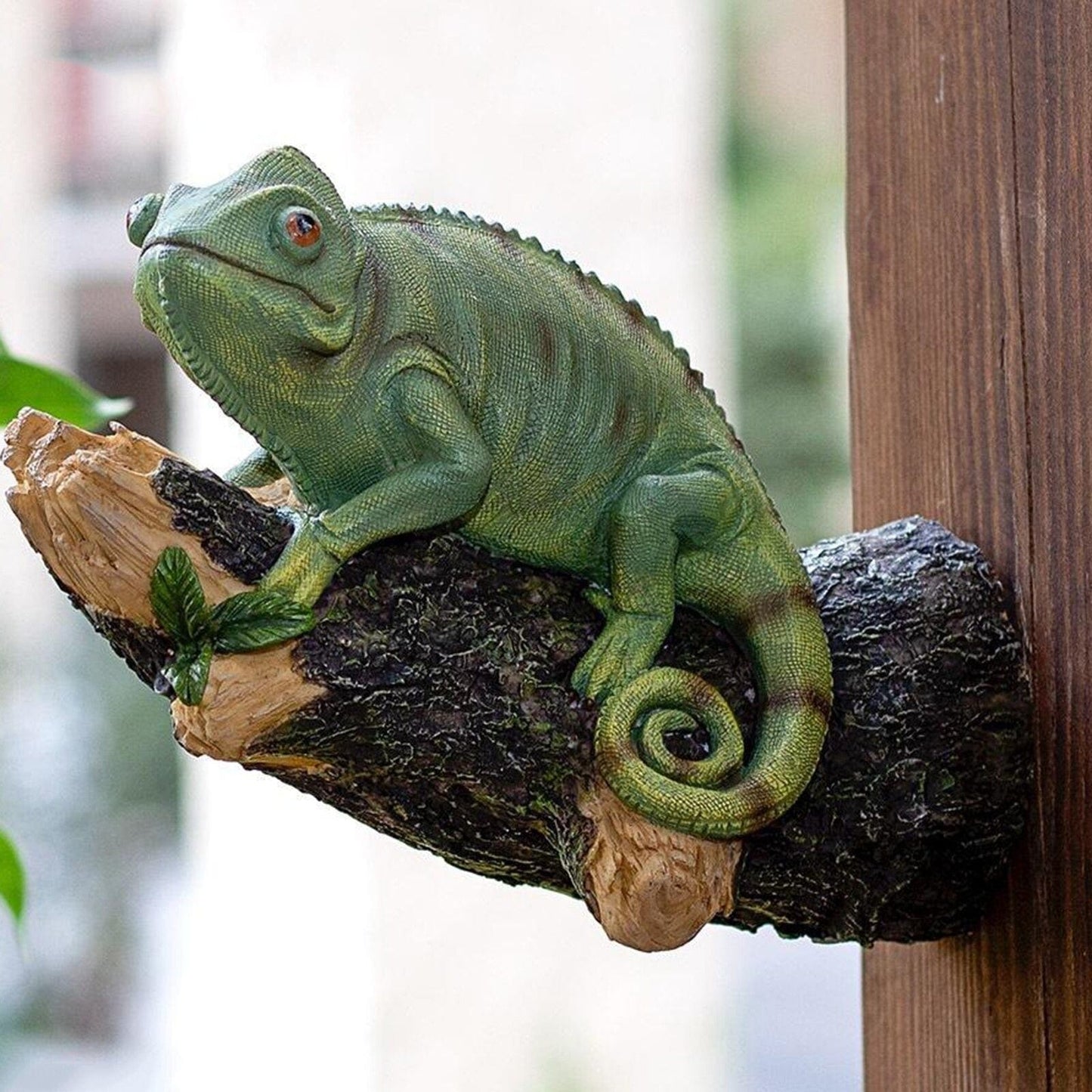 Chamäleonfigur aus Harz auf dem Baum